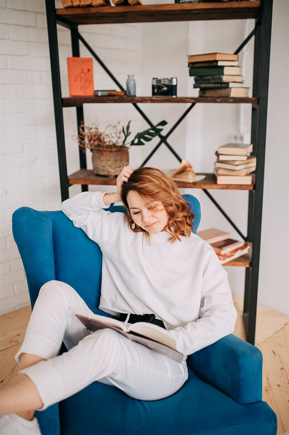Гузель Кунц читает книгу в кресле
